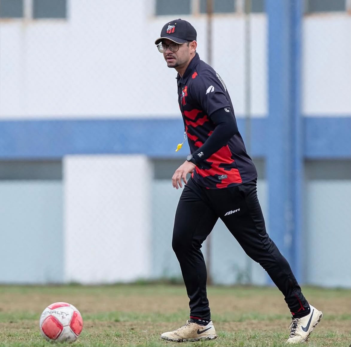 Sidinei Luan, preparador físico do Sub-17 do Ituano, em atividade no campo